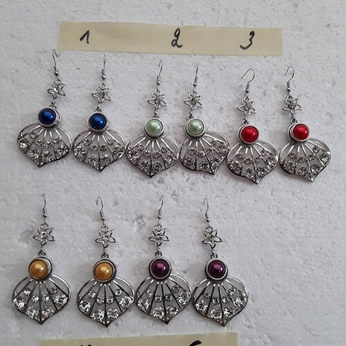 Boucles d'oreilles  , pendantes , crochets  , perles de couleu , r 12mm. boucles d'oreilles 7 cm de haut