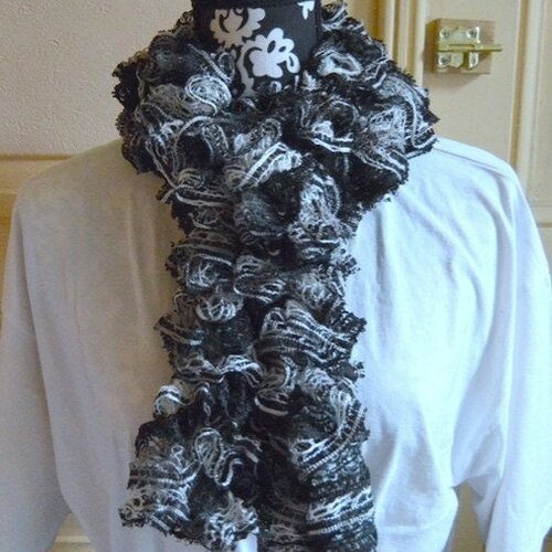 Écharpe froufrous , acrylique lurex noir blanc gris 150 cm , tricot mains