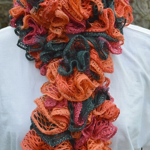 Écharpe froufrous ,  noir orange ,  150 cm, tricot mains