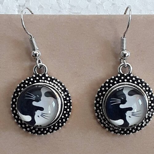 Boucles d'oreilles chats ying yang noirs et blancs. boucles d'oreilles pendantes crochets boutons pressions 13mm . boucles 2cm