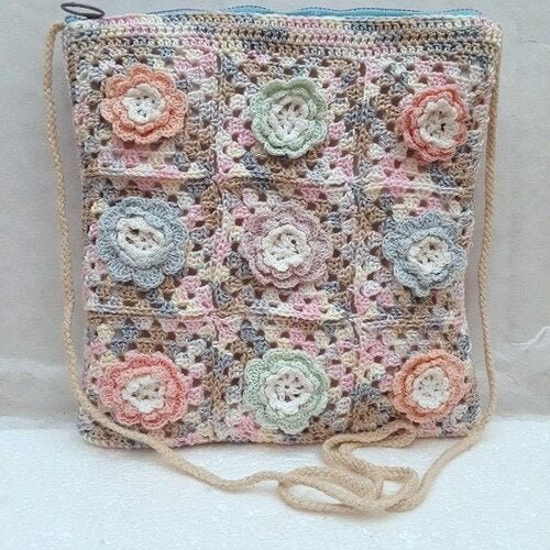 Sac granny coton crochet grand mère ,beige chiné et fleurs , sac épaule , 25/24 cm , anse ,128 cm