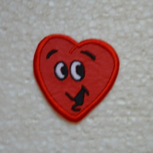 Patch thermocollant coeur rouge , souriant ,  coton broder ,  6/ 5.5 cm
