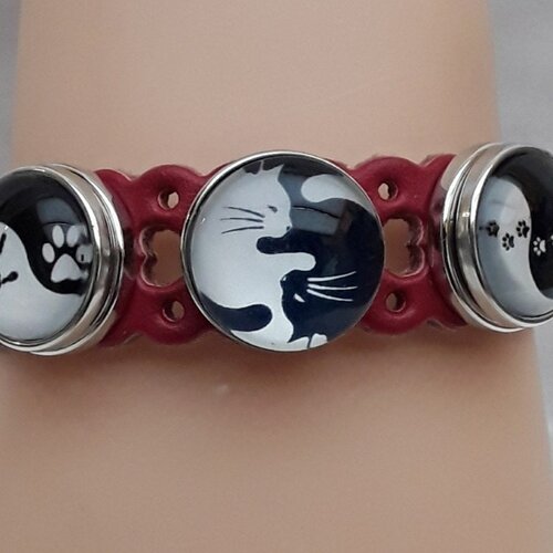Bracelet cuir grenat coeurs perforés , ying yang , chats , pattes  main empreintes , 3 boutons pressions verres , 17  cm à 21.50 cm