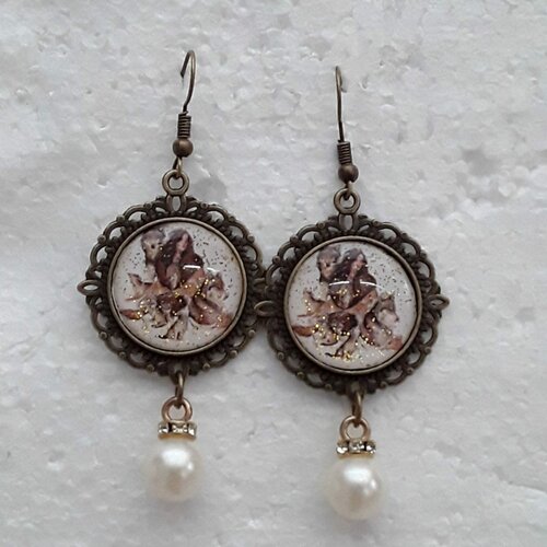 Boucles d oreilles, pendantes, perles blanches , bronze, indiennes et loups  ,  cabochons résines, brillant dorés, 20 mm