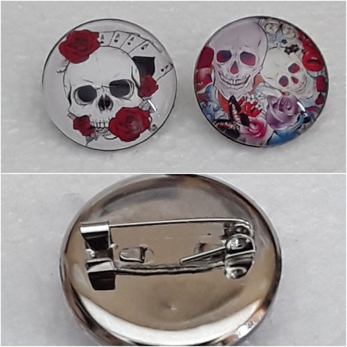 2 broches épingles, métal, verre 25mm, cranes , skulls, tete de mort en fleurs 