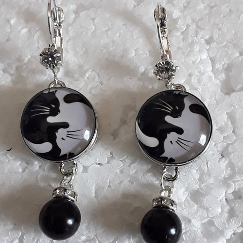 Boucles d oreilles,chats ying yang noirs et blancs, petites perles, et boutons pressions, chats ying yang , perles noires