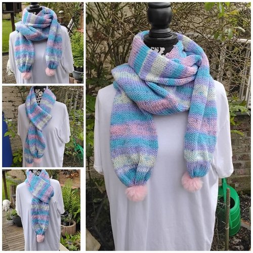Écharpe tricot , acrylique , doux , bleu , rose , jaune, mauve , pompons roses , 230 cm / 16 cm