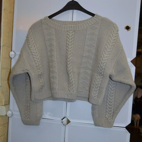 Pull court beige , tricot mains , acrylique , femme , adolescente