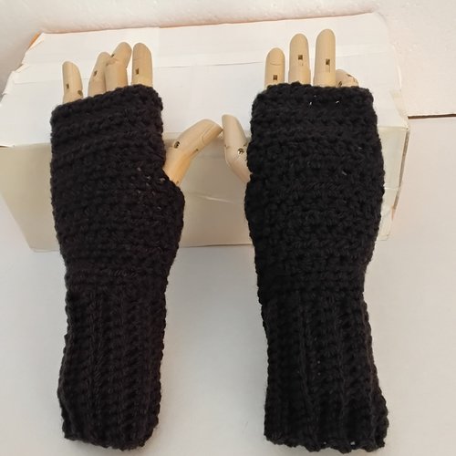 Mitaines noires au crochet , 23 cm ,  acrylique doux , ouverture pouces , gants sans doigts