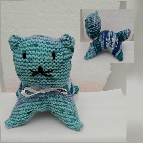 Doudou chat , peluche chat , tricot , 19 cm l  / 16 cm h , bleu , vert , blanc