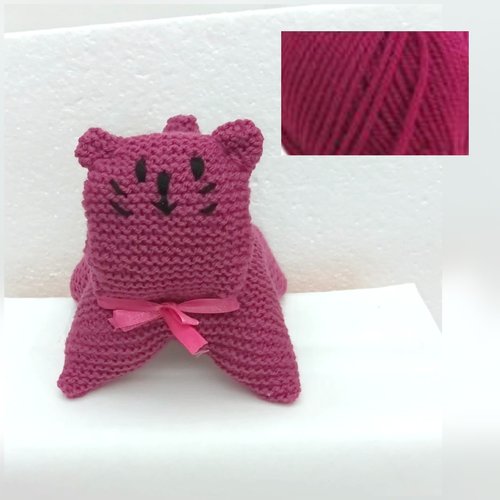 Chat tricot , fuchsia,  tricoté mains , peluche, doudou , acrylique  ,  rembourrage , 15cm