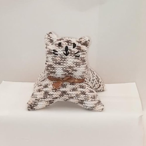 Chat tricoté , chat peluche, beige chiné , 15 cm , acrylique , rembourrage