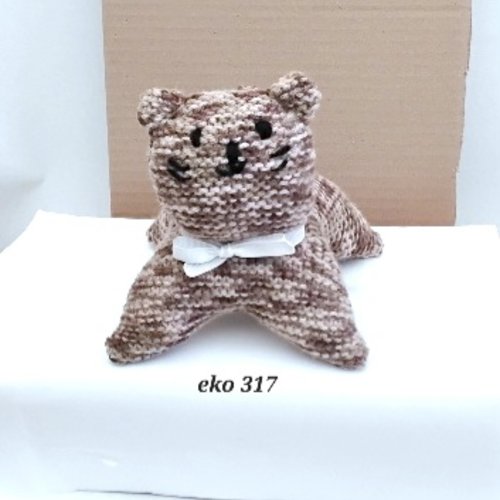 Chat tricoté , chat peluche, brun chiné , 15 cm , acrylique , rembourrage