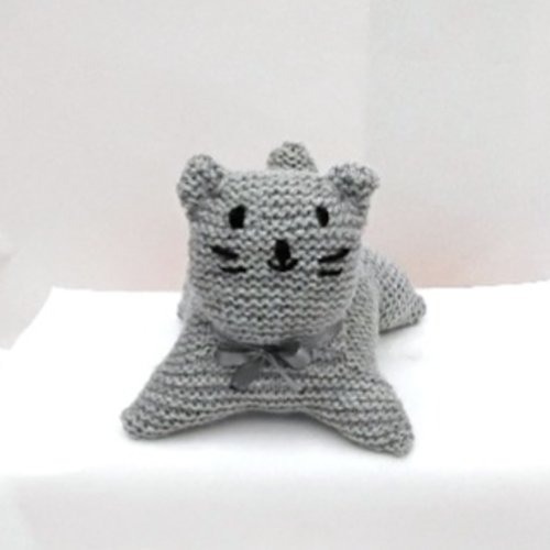 Chat tricot , gris clair , 15 cm , acrylique , rembourrage , ruban satiné