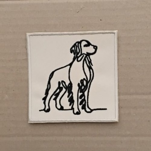 Patch  épagneul breton , coton beige , broderie noire , thermocollant , 10 cm