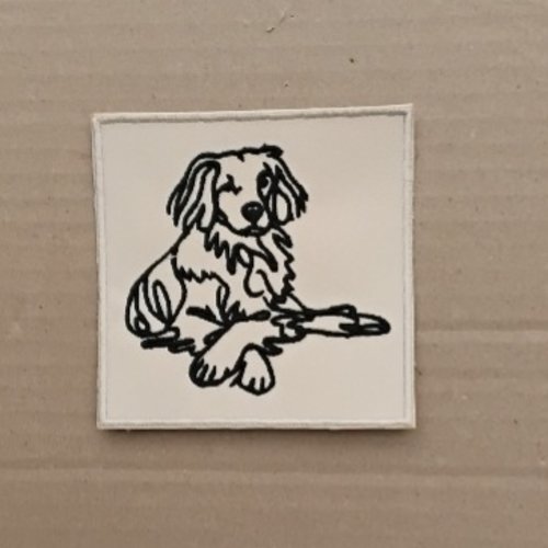 Patch  épagneul breton  assis , coton beige , broderie noire , thermocollant , 10 cm