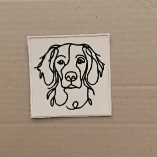 Patch tête épagneul breton , thermocollant , coton beige broderie noire , 10 cm