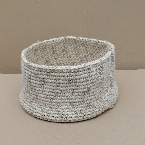 Panier , corbeille, acrylique et coton , beige chiné , réalisé au crochet, 14 cm diamètre , fonds en bois vernis ,