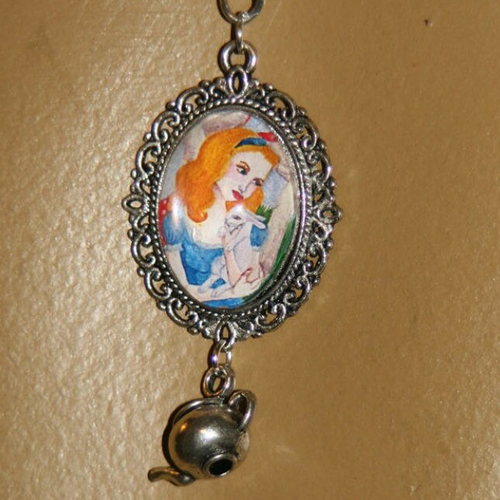 Collier alice au pays des merveilles
