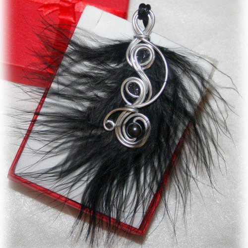 Collier hématite en spirales et plume noire, ethnique, wire wrapping