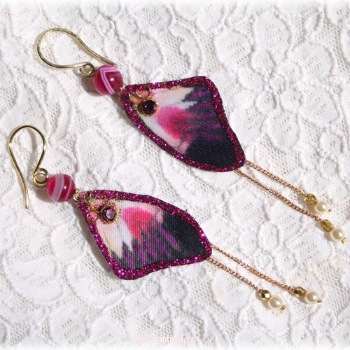 Boucles d'oreilles pendantes agate rose fuchsia, ailes papillon, fine chaine perlée, bijoux shabby chic