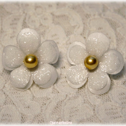 Boucles puces d'oreilles mariage bohème fleur de cerisier blanche satin organza, bijoux mariée shabby-chic, bijou blanc et or