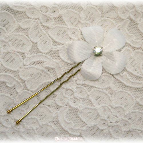 Epingle à cheveux mariage fleur blanche, strass, bijou mariée bohème chic, accessoire pic à chignon fleur cerisier satin