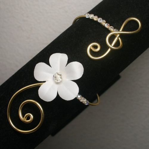 Bracelet mariée fleur blanche, clé de sol métal doré, perles cristal, bijoux mariage fleur cerisier satin blanc