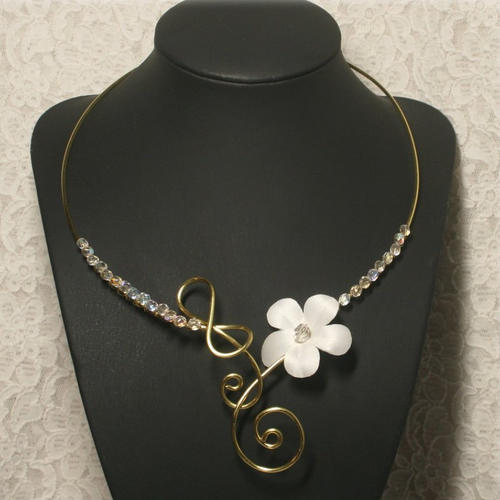 Collier de mariée fleur blanche, clé de sol métal doré, perles cristal, bijoux mariage fleur cerisier satin blanc