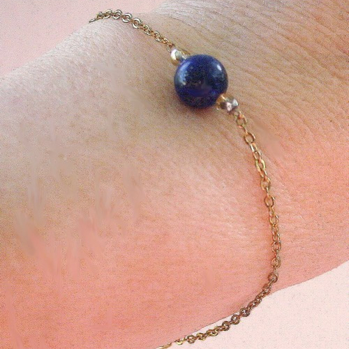 Bracelet lapis-lazuli minimaliste, bijou pierre naturelle finition or ou argent + breloque perle fine bleu nuit et doré