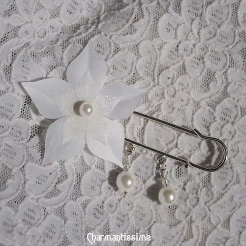Attache-traine fleur satin et perles couleur personnalisable * bijoux mariage faits main