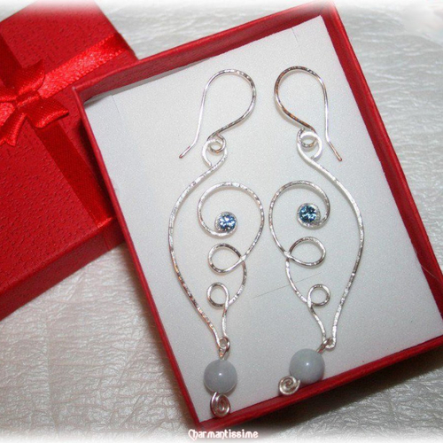 Boucles d'oreilles pendantes perles aigue-marine oniriques tendance elfique, bijoux mariage mariée strass bleu ciel, wire-wrapping