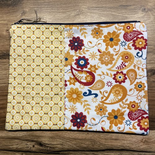 Trousse plate très colorée assez grande pour ranger vos « bricoles » en vacances comme quotidiennement .
