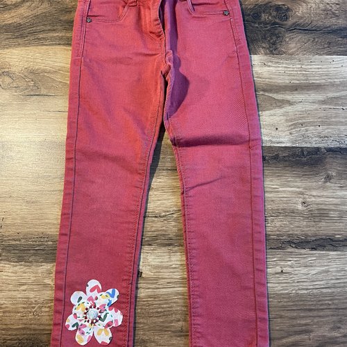 Pantalon rose décoré d’une fleur et d un cœur de perles