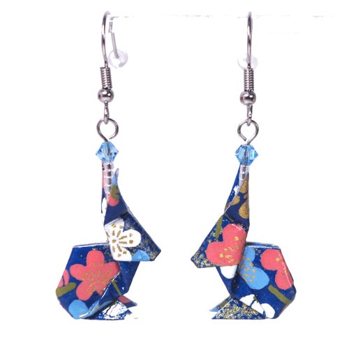 Boucles d'oreilles lapins origami bleus avec des fleurs bleues et roses