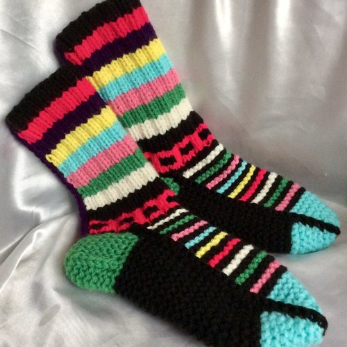 Sur commande.grandes chaussettes  multicolores en tricot ,style boho,fait main pour femme ,fille,homme