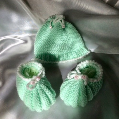 Chaussons bottines avec bonnet en tricot fait main pour bébé