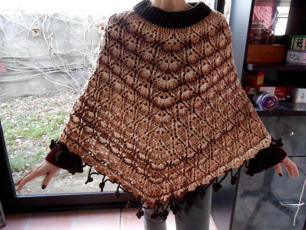 Poncho femme tricoté main au crochet en laine douce rayures et franges Vêtements Vêtements femme Ponchos 