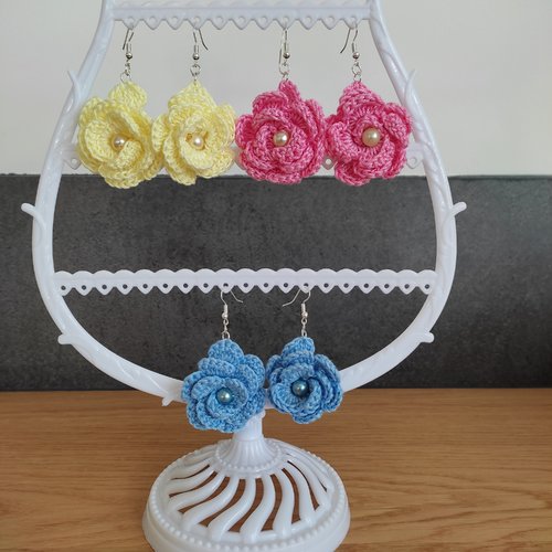 Boucle d'oreille rose au crochet