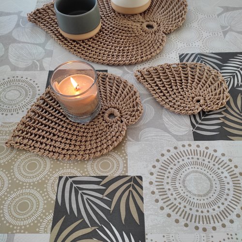 Lot de trois sets de table fait mains en crochet tunisien