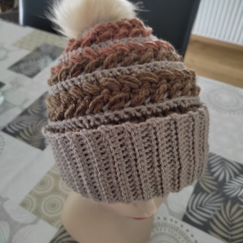 Bonnet femme avec ponpom amovible
