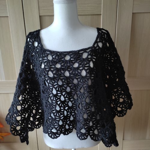 Poncho femme crochet -fait main – motif ajouré noir