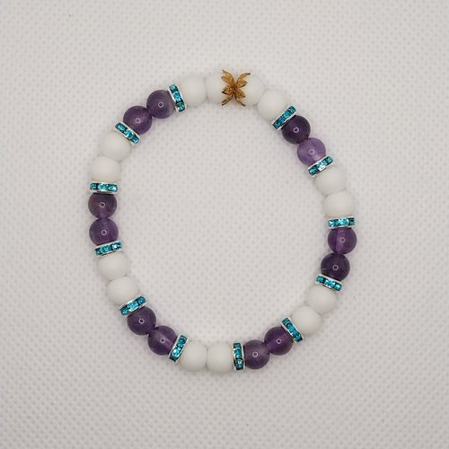 Bracelet en perles blanches, violettes et bleues