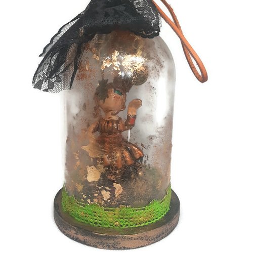 Figurine sous cloche "steampunkette"
