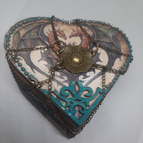 Boîte cœur "dragons liés" – style médiéval fantasy