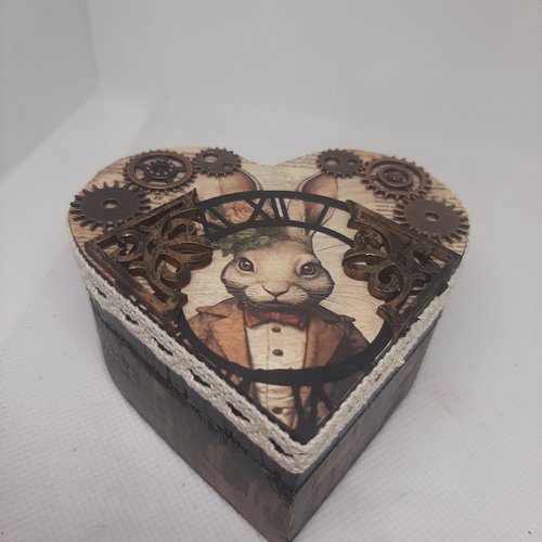 Boîte cœur en bois décorée, style steampunk