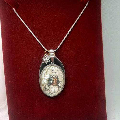 Collier "lapin blanc d'alice"