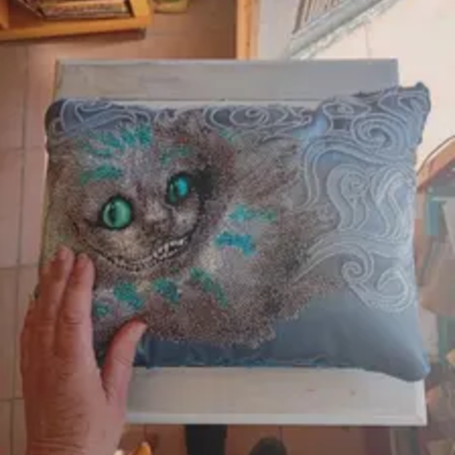 Coussin perlé "le sourire de l'invisible"