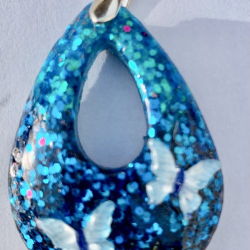 Pendentif goutte en résine bleu