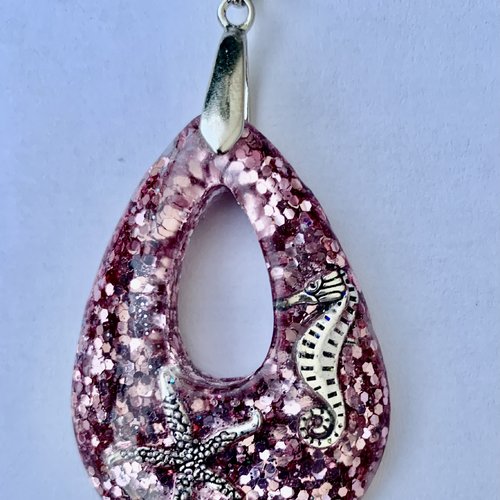 Pendentif goutte en résine rose